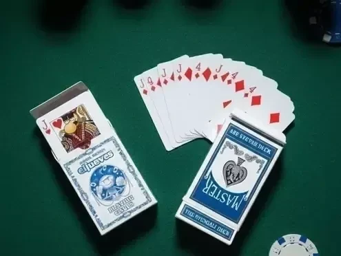 Édition Spéciale Jeu de Cartes 'El Jueves' + Cadeau Jeu de Cartes Master et 30 Jetons valeur 1 – photo 2
